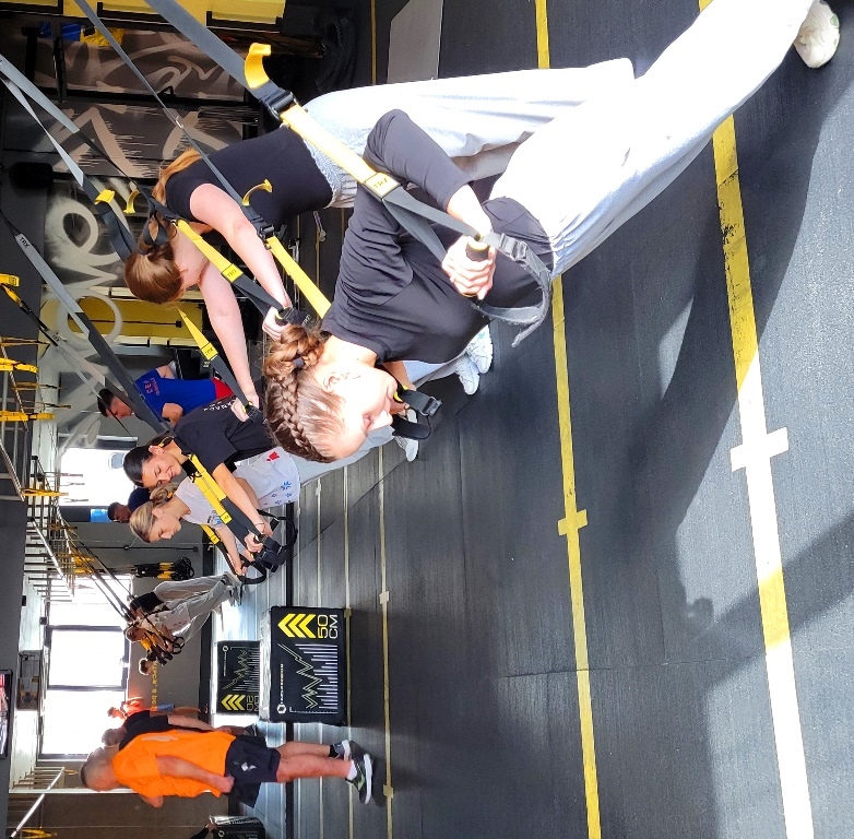  Виконання вправ на TRX-петлях.